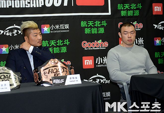 제2대 로드FC 라이트급 챔피언 권아솔(왼쪽)이 2016년 5월 기자회견 이둘희와 서로 눈치를 보고 있다. 사진=MK스포츠DB
