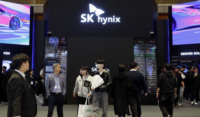 지난 2024년 10월 서울 강남구 삼성동 코엑스에서 열린 반도체대전 2024에서 관람객들이 SK하이닉스 부스를 둘러보고 있다. [김호영 기자]