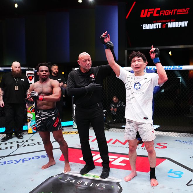 이창호가 2025년 4월 미국 네바다주 엔터프라이즈 UFC on ESPN 65 밴텀급 경기 승리 선언을 받고 있다. 주심 왼쪽은 패배를 인정하고 박수를 보내는 코르테이비어스 로미어스. 사진=TKO