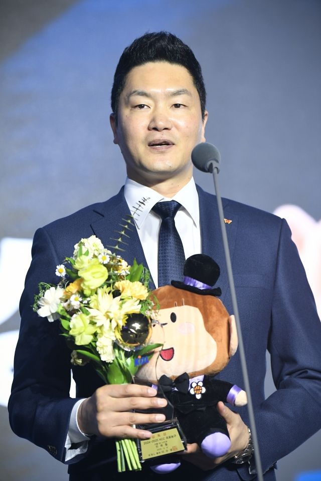전희철 감독은 2021-22시즌 이후 3년 만에 다시 감독상을 수상했다. 사진=KBL 제공
