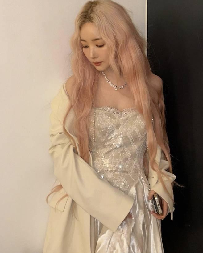 고급스러움과 로맨틱함이 공존하는 박민영의 이번 스타일은 ‘핑크빛 여신’이라는 수식어가 절로 떠오를 만큼 완성도 높은 비주얼을 자랑했다. 사진=박민영 SNS