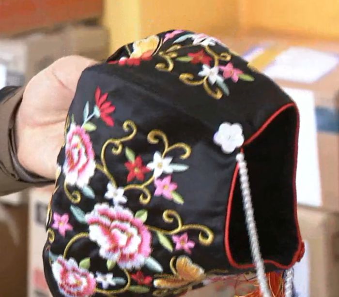 2019년 강원도 산불 피해 현장에 한복을 입고 머리에 쓰는 아얌이 배송됐다. [사진 출처 = MBC강원영동NEWS 유튜브]