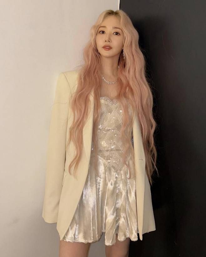 박민영은 마치 한 편의 판타지 속 주인공 같은 분위기를 자아내며 시선을 사로잡았다.사진=박민영 SNS