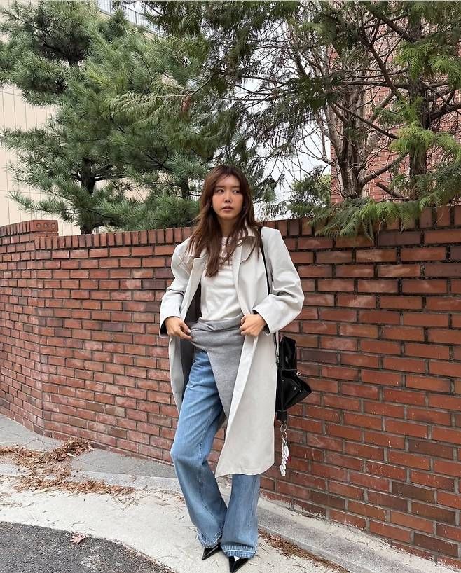 살짝 풀어헤친 내추럴 웨이브 헤어와 무심한 듯 시크한 포즈는 47세라는 사실이 무색할 만큼 감각적인 분위기를 연출했다. 사진=채정안 SNS