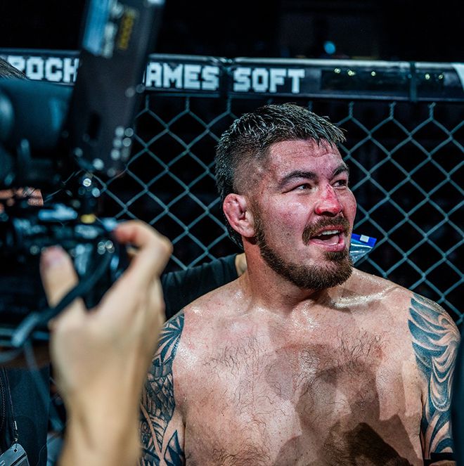 UFC 3경기 로케 마르티네스가 2024년 12월 서울특별시 고려대학교 화정체육관 블랙컴뱃 13 라이트헤비급 프로 데뷔전 만장일치 판정패 후 아쉬워하고 있다. 사진=이데아 파라곤