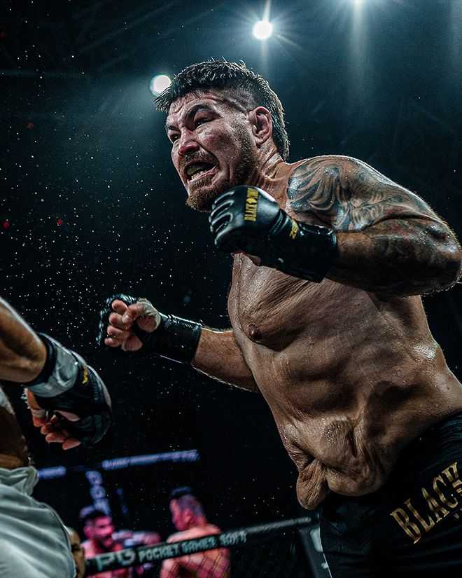 UFC 3경기 로케 마르티네스가 2024년 12월 서울특별시 고려대학교 화정체육관 블랙컴뱃 13 라이트헤비급 시합을 뛰고 있다. 사진=이데아 파라곤