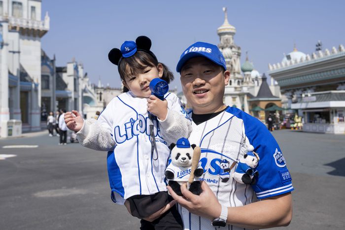 삼성라이온즈 협업 상품을 들고 있는 방문객들 / 사진=삼성물산