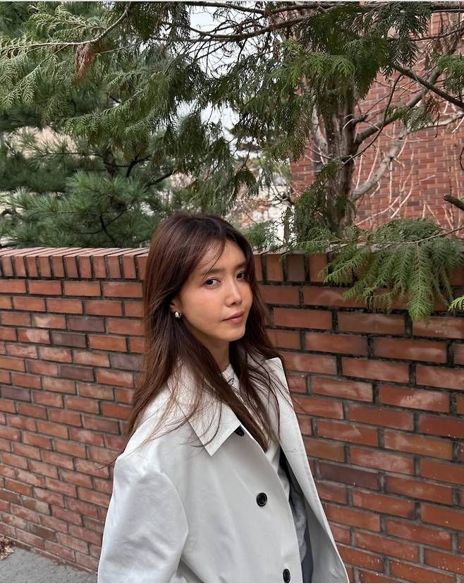 채정안은 도심 속 봄날 산책을 연상케 하는 스타일로 감각적인 데일리룩을 선보였다.사진=채정안 SNS