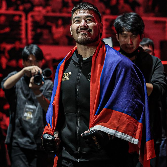 UFC 3경기 로케 마르티네스가 2024년 12월 서울특별시 고려대학교 화정체육관 블랙컴뱃 13 라이트헤비급 시합을 위해 입장하고 있다. 사진=이데아 파라곤