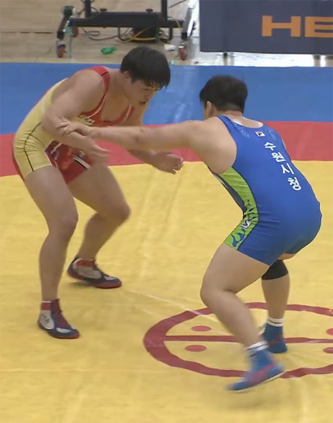 한국체육대학교 이종구(왼쪽)가 2016년 제31회 브라질 리우데자네이루하계올림픽 국가대표 −97㎏ 최종 선발전을 치르고 있다. 사진=대한레슬링협회 영상 화면