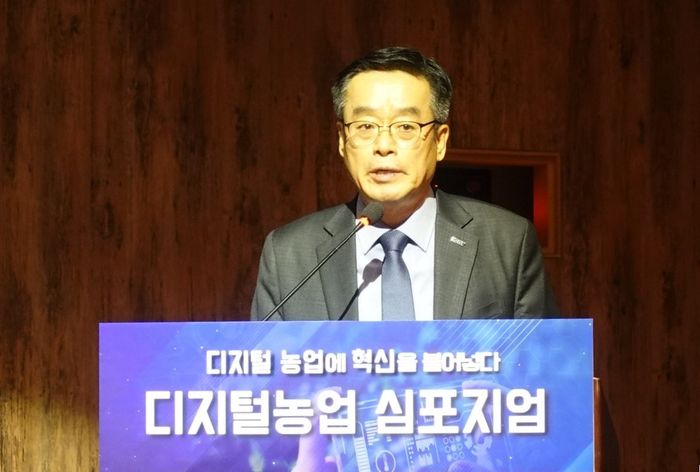 안호근 한국농업기술진흥원장이 10일 aT센터에서 열린 ‘디지털농업 심포지엄’에서 주제발표를 하고 있다.
