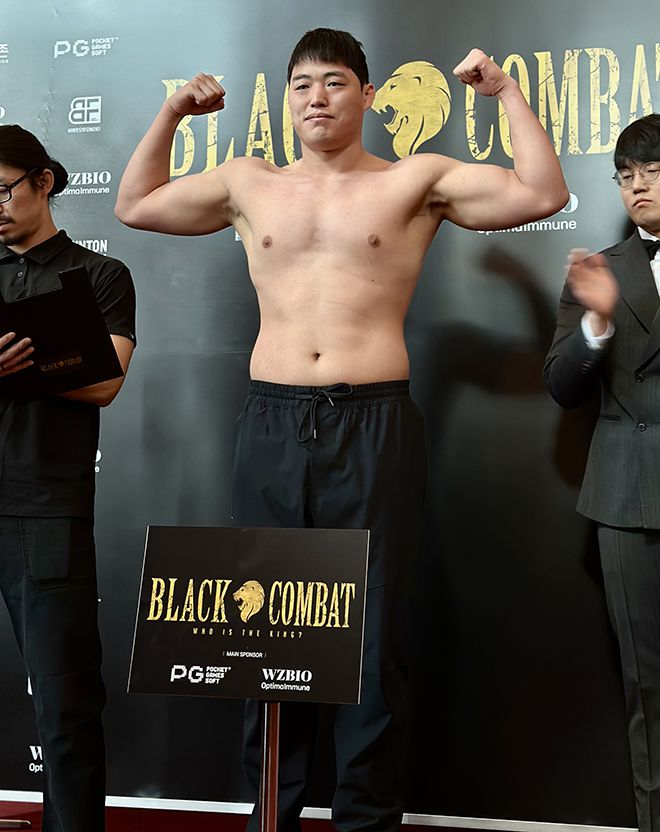 전국체육대회 레슬링 금메달리스트 이종구가 2025년 3월 블랙컴뱃 챔피언스리그 시즌2 #10 −100㎏ 계체 통과로 종합격투기 프로 데뷔전 자격을 얻고 있다. 오른쪽은 블랙컴뱃 김경원 마케팅 팀장 겸 케이지 아나운서. 사진=이데아 파라곤