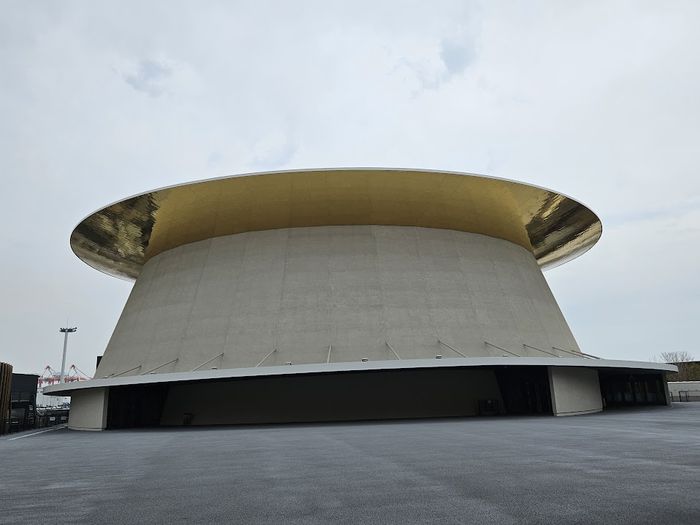 내셔널데이에 관련 행사가 펼쳐지는 엑스포홀. 번쩍이는 금빛 지붕 때문에 샤이닝 햇으로 불리기도 한다. [도쿄 = 이승훈 특파원]