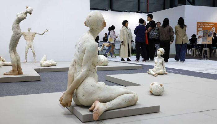 10일 열린 ‘아트 오앤오’에서 조각가 최수앙의 특별전을 통해 전시된 인체 조각 연작들. 김호영 기자