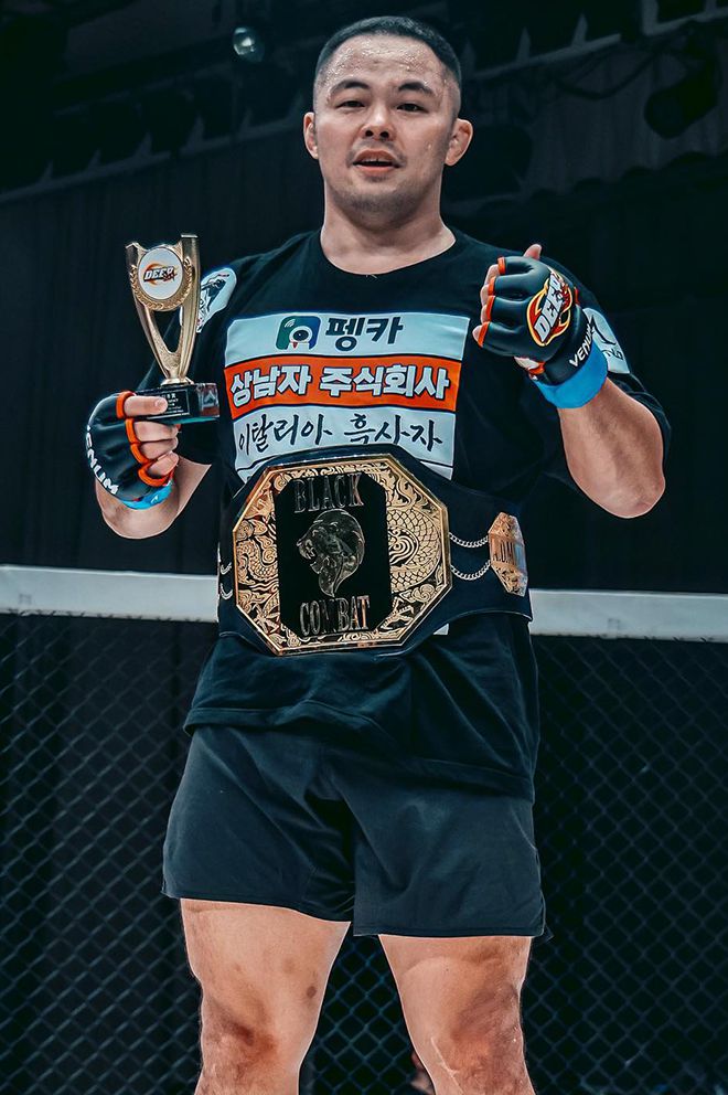 초대 블랙컴뱃 중량급 챔피언 양해준이 2023년 9월 일본 도쿄 고라쿠엔홀에서 DEEP 무제한급 잠정 챔피언 사카이 료를 1분 45초 만에 꺾은 후 기념 촬영을 하고 있다. 사진=이데아 파라곤