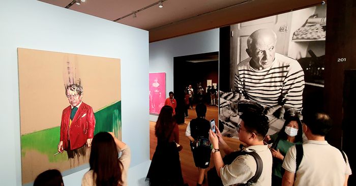 홍콩 M+미술관에서 개막한 ‘아시아를 위한 피카소: 대화’ 전(展)의 입구 모습. 중국 현대미술 작가 쩡판즈가 그린 피카소 초상화와 피카소의 생전 사진이 관객을 맞는다. [홍콩 = 김유태 기자]