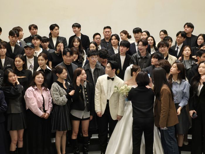 공개된 사진 속에는 무려 수십 명의 연예계 동료들이 등장해, 결혼식이 아닌 하나의 거대한 팬미팅을 방불케 했다. 사진=은가은 가족 제공