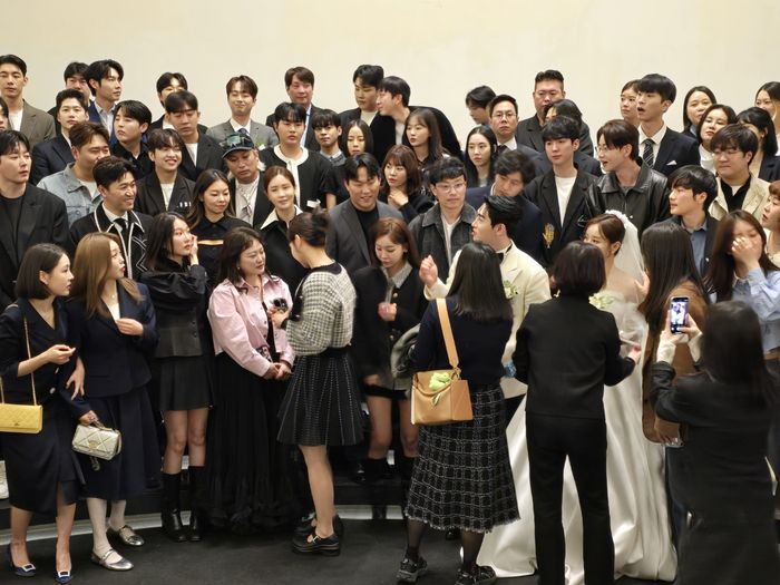 웨딩드레스를 입은 은가은은 행복한 미소로 하객들과 인사를 나눴고, 박현호는 우애 좋은 동료들과 눈을 맞추며 인사를 건네는 모습이었다. 사진=은가은 가족 제공