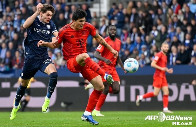 ‘스폭스’는 김민재에 대해 최저 평점 5점과 함께 “도전에서 아슬아슬하게 밀린 후 오히려 자극을 받아 즉시 슬라이딩 태클로 볼을 가져왔다. 그리고 전반 40분 뮌헨에 가장 좋은 기회를 만들었다”며 “후반 48분 실점 장면에선 바이어를 완전히 놓쳤다. 이후 게헤이루와 교체되어 물러났다”고 이야기했다. 사진=AFPBBNews=News1