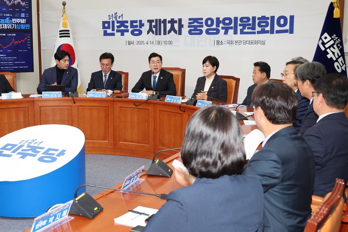 14일 서울 여의도 국회에서 ‘제21대 대통령선거 후보자 선출에 관한 특별당규’ 제정의 건 등을 의결하기 위해 열린 제1차 중앙위원회의에서 임시 의장을 맡은 박찬대 당대표 직무대행 겸 원내대표가 발언하고 있다. [사진 출처 = 연합뉴스]