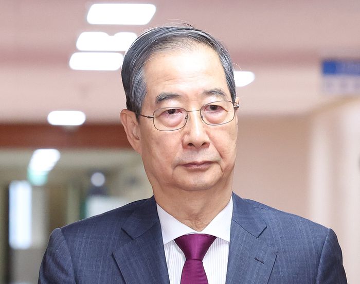 한덕수 대통령 권한대행 국무총리가 14일 정부서울청사에서 국무회의에 입장하고 있다. [사진 출처 = 연합뉴스]