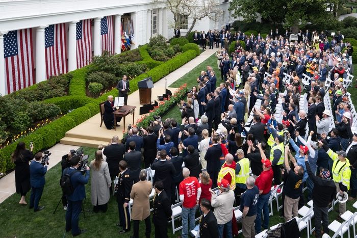 지난 2일(현지시간) 워싱턴DC 백악관 로즈가든에서 열린 ‘미국을 다시 부유하게(Make America Wealthy Again)’ 행사에서 도널드 트럼프 미국 대통령(연단 왼쪽)이 정·관계 인사들과 지지자들의 환호를 받으며 자신이 서명한 상호관세 행정명령을 들어 보이고 있다. [AFP=연합뉴스]