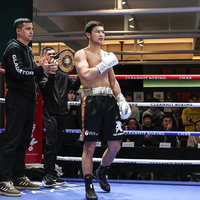 세계복싱협회 라이트급 아시아 챔피언 최시로가 2025년 2월 경기도 클린히트복싱짐 10라운드 국제전 선수 소개를 받고 있다. 사진=FW1 프로모션