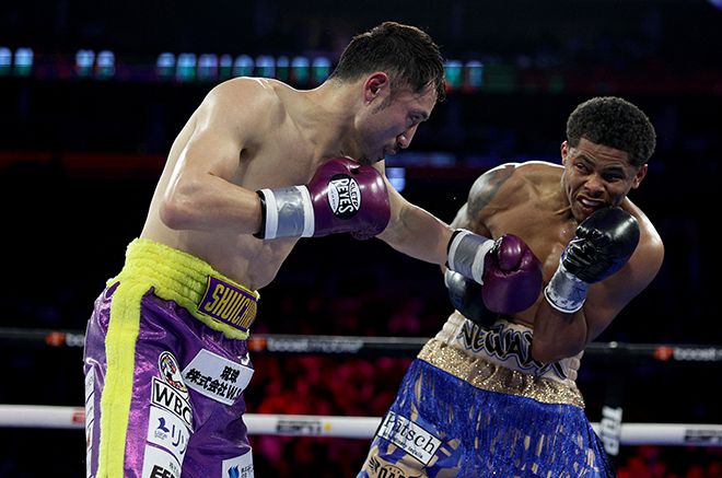 세계복싱기구 아시아태평양 및 동양태평양복싱연맹 통합 챔피언 요시노 슈이치로(왼쪽)가 2023년 4월 미국 뉴저지주 뉴어크 푸르덴셜센터 세계복싱평의회 라이트급 타이틀 도전자 결정전에서 샤쿠르 스티븐슨을 아프게 하고 있다. 사진=Getty Images=연합뉴스 제공