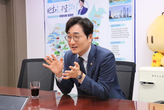 장철민 더불어민주당 의원이 서울 여의도 국회에서 매일경제와 인터뷰하고 있다. [사진 = 장철민 의원실]