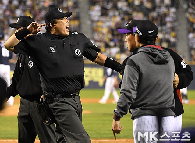 11일 잠실 두산전에서 퇴장당하고 있는 염경엽 감독. 사진=천정환 기자
