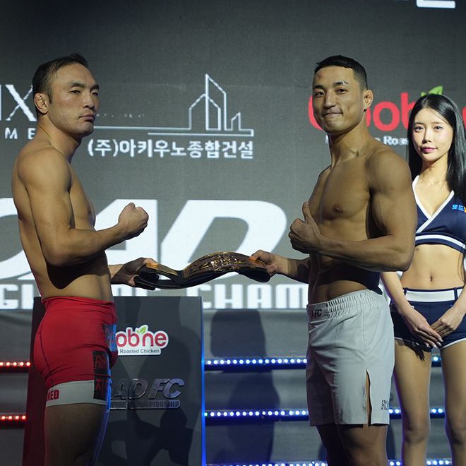 두 시즌 연속 우승에 도전하는 김수철(왼쪽)이 2024년 12월 강원특별자치도 원주치악체육관 제2회 로드FC 글로벌 토너먼트 63㎏ 결승전 계체 통과 후 양지용과 그랑프리 챔피언 벨트를 함께 들며 기념 촬영을 하고 있다. 사진=세계격투스포츠협회