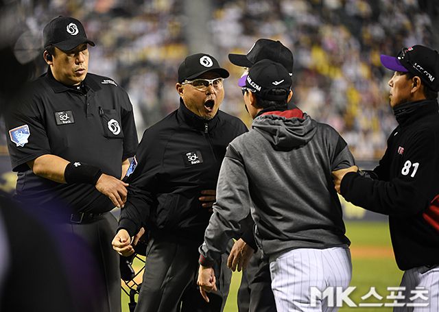 염경엽 감독이 이영재 1루심과 언쟁을 벌이고 있다. 사진=천정환 기자