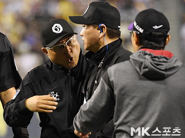 11일 잠실 두산전에서 욕설을 해 퇴장당한 뒤 배치기로 심판을 밀친 염경엽 감독. 사진=천정환 기자