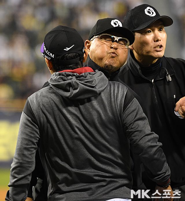 이영재 1루심을 밀치고 있는 염경엽 감독. 사진=천정환 기자