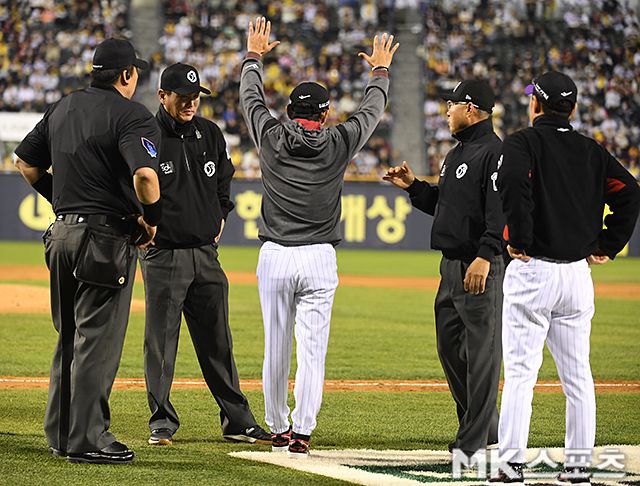 11일 잠실 두산전에서 항의하고 있는 염경엽 감독. 사진=천정환 기자