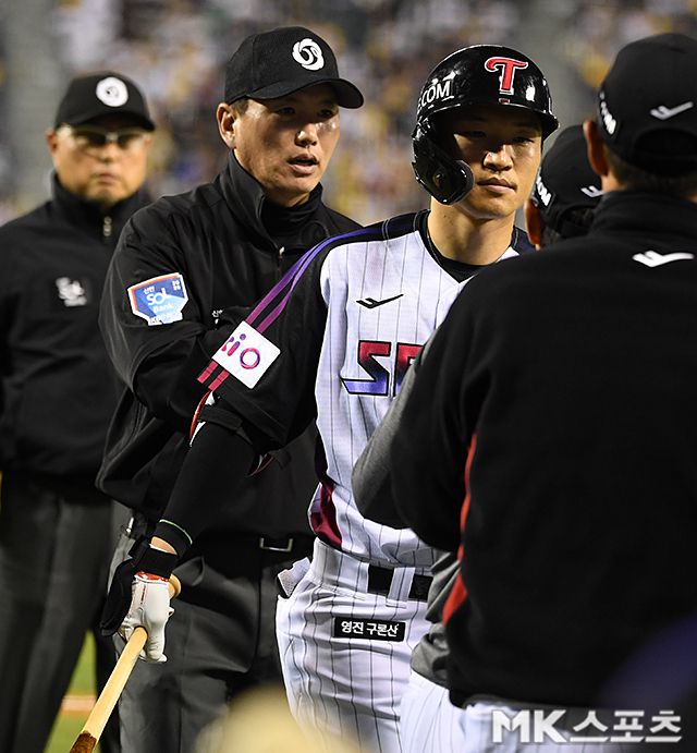 박해민이 염경엽 감독을 말리고 있다. 사진=천정환 기자