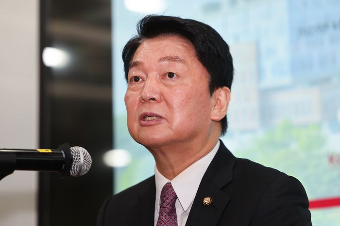 안철수 국민의힘 의원이 지난 9일 서울 성북구 고려대학교 의과대학 본관에서 열린 의대생·전공의 의료정책 간담회에서 발언하는 모습. [사진 출처 = 연합뉴스]