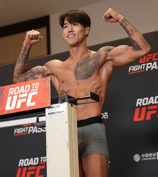 송영재가 2024년 5월 중국 Performance Institute Shanghai Road to UFC 시즌3 페더급 준준결승 계체를 통과하고 있다. 사진=TKO