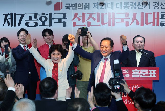 홍준표 전 대구시장이 14일 서울 여의도 대하빌딩에 마련된 선거사무소에서 제21대 대통령 선거 출마 선언 후 부인 이순삼 씨와 손을 잡고 인사를 하고 있다. [사진 = 연합뉴스]