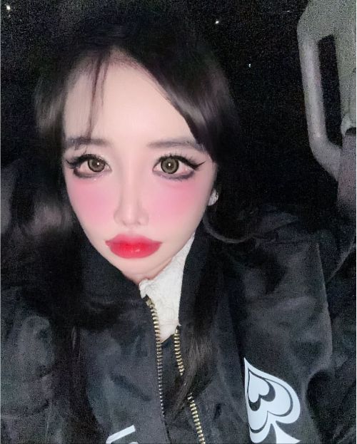 사진 =  박봄  SNS