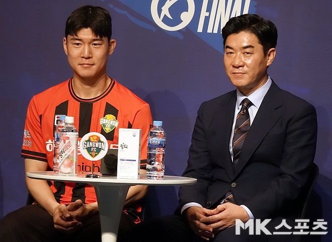 지난 시즌 강원 FC 핵심으로 맹활약했던 황문기(사진 왼쪽), 윤정환 감독. 사진=이근승 기자