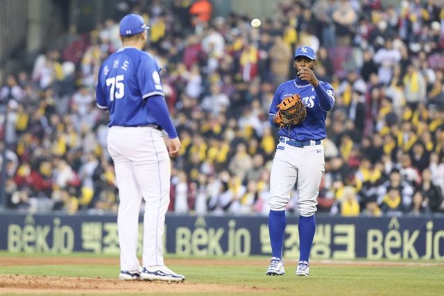 15일 잠실 LG전에서 후라도가 디아즈로부터 공을 받고 있다. 사진=삼성 제공