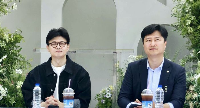 한동훈 전 국민의힘 대표(왼쪽)와 우재준 국민의힘 의원이 16일 대구 수성구 모처에서 열린 ‘대구·경북 청년 희망 경청회’에 참석하고 있다. [사진출처=뉴스1]