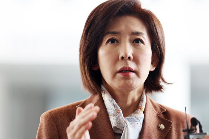 나경원 국민의힘 의원이 지난 14일 서울남부지법에서 열린 패스트트랙 속행 공판 출석을 앞두고 사법개혁 공약을 발표하고 있다. [사진 출처 = 연합뉴스]