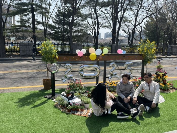 포토존에서 사진찍는 방문객 / 사진= 문서연 여행+ 기자