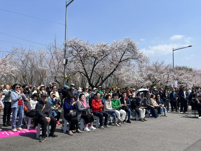 아카펠라 공연을 즐기는 방문객 /사진= 문서연 여행+ 기자
