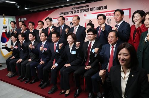 17일 서울 여의도 국민의힘 중앙당사에서 제21대 대통령선거 ‘1차 경선 토론회 미디어데이’ 행사가 열렸다. 사진은 행사에서 기념촬영하는 대선 경선주자들과 당 지도부. [사진 출처 = 국회사진기자단, 연합뉴스]
