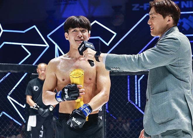 기원빈(오른쪽)이 2024년 7월 서울특별시 고려대학교 화정체육관 ZFN 1 승리 선수 최성혁 인터뷰를 진행하고 있다. 사진=MCP ECC