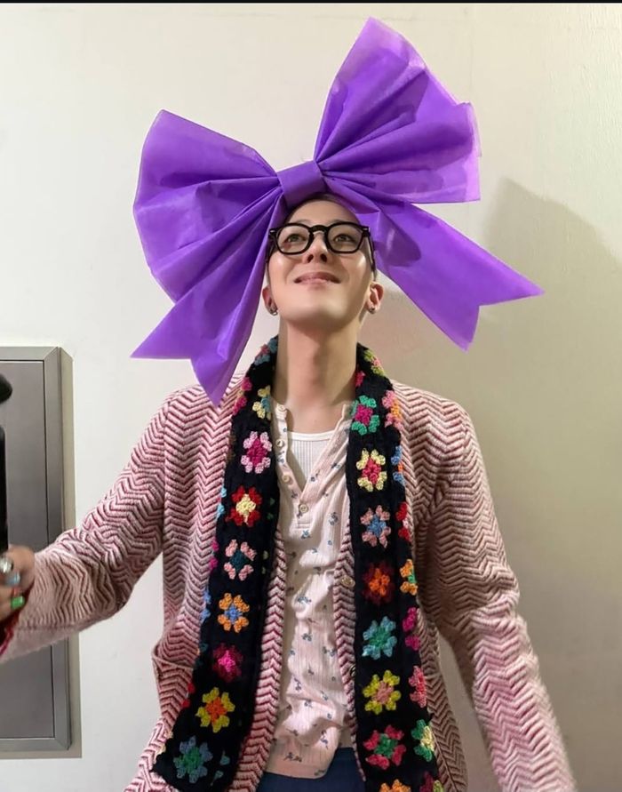 보랏빛 초대형 리본을 머리에 장식한 지드래곤의 모습이 담겼다. 사진=지드래곤 SNS