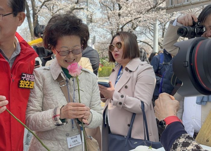 장미 만지기 체험을 하는 참가자 /사진= 문서연 여행+ 기자
